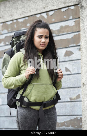 Obdachlosen Teenager-Mädchen auf der Straße mit Rucksack Stockfoto