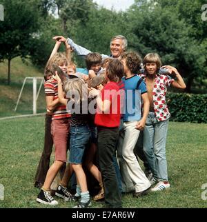 FILEPIX: Eine Datei vom 17. Juli 1973 Bild deutschen Schauspieler Joachim Fuchsberger in seiner Rolle als Lehrer Dr. Johannes Boekh, Spitzname "Justus", mit jungen Schauspielern, die Studenten zu spielen, während der Dreharbeiten das Kinderbuch Klassiker "Des fliegende Klassenzimmers" in Bamberg, Deutschland. Fuchsberger starb am 11. September 2014 im Alter von 87 in seinem Haus in Grünwald bei München. Foto: Horst Ossinger, Dpa/Alamy Live-Nachrichten Stockfoto