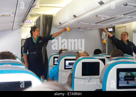 Passagiere eines Airbus 340 mit Flugbegleiterin Unterweisung Sicherheit am Flughafen von Auckland, Auckland, Neuseeland. Stockfoto