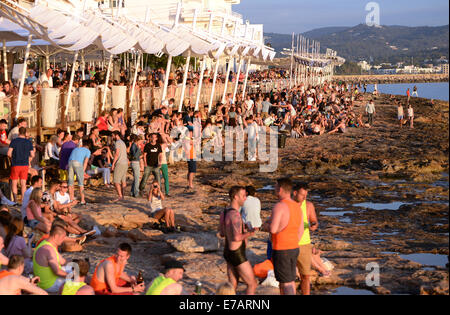 Straßen, Terrassen und Bars in Sant Antoni de Portmany auf Ibiza voll von Touristen im Urlaub auf der Insel Ibiza. Stockfoto