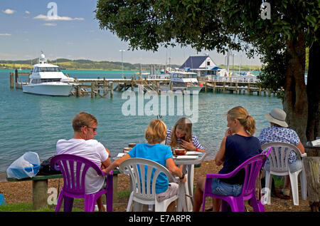 Menschen Essen im Freien in der Waterfront Russell in der Bay of Islands, Nordinsel, Neuseeland. Stockfoto