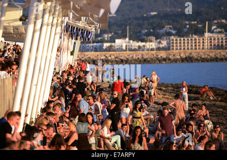 Straßen, Terrassen und Bars in Sant Antoni de Portmany auf Ibiza voll von Touristen im Urlaub auf der Insel Ibiza. Stockfoto