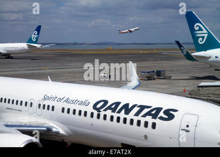 Flugzeuge am Flughafen Auckland, Auckland, Nordinsel, Neuseeland. Stockfoto