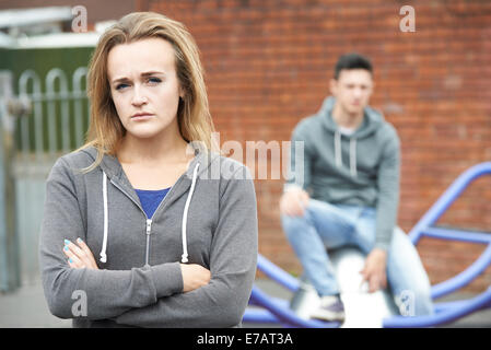 Porträt der unglückliche Teenager-Paar im städtischen Umfeld Stockfoto