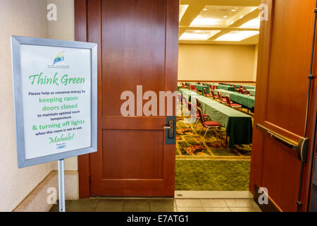 Hawaii, Hawaiian, Oahu, Honolulu, Kongresszentrum, Zentrum, innen, Eingang zum Konferenzraum, Schild, grün denken, Energie sparen, Türen geschlossen halten Stockfoto