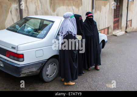 Während der Tag von Ashura im Bidjar, Iran trauern um drei junge schiitischen Musliminnen, traditionellen schwarzen Tschador tragen. Stockfoto