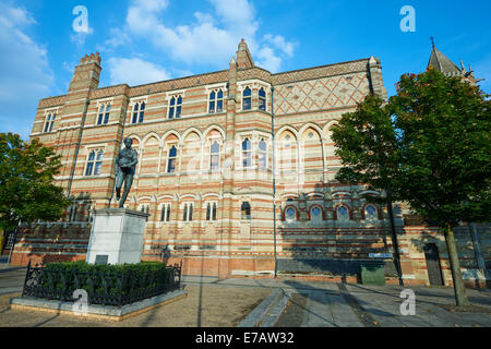 Rugby-Schule mit der Statue der Statue von William Webb Ellis von Bildhauer Graham Ibbeson genommen am frühen Abend Stockfoto