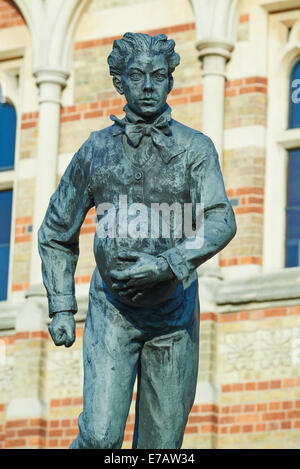 Statue von William Webb Ellis von Bildhauer Graham Ibbeson außerhalb der Rugby-Schule Stockfoto