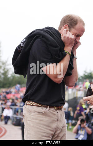 London, UK. 11. September, 2014. Lee Valley Leichtathletik Zentrum. Invictus Games. Prinz William, Duke of Cambridge ist etwas peinlich nach der Freigabe eines Witzes mit Mitglieder der Menge. Bildnachweis: Mark Davidson/Alamy Live-Nachrichten Stockfoto