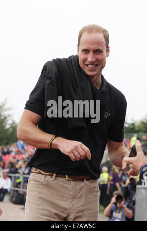 London, UK. 11. September, 2014. Lee Valley Leichtathletik Zentrum. Invictus Games. Prinz William, Duke of Cambridge nach der Freigabe eines Witzes mit Mitglieder der Menge. Bildnachweis: Mark Davidson/Alamy Live-Nachrichten Stockfoto