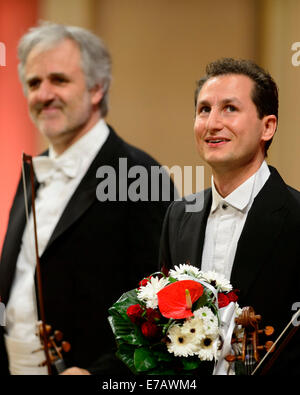 Prag, Tschechische Republik. 11. September, 2014. Bratschisten Antoine Tamestit, führen rechts und Geiger Rainer Honeck und Wiener Kammerorchester Berlin während Dvorak Prague Festival in Prag, Tschechische Republik, 11. September 2014. Bildnachweis: Michal Kamaryt/CTK Foto/Alamy Live-Nachrichten Stockfoto