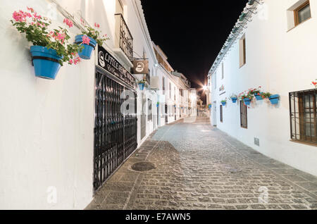 MIJAS, Spanien - 30.April: Schmale Gasse in Mijas Dorf in der Nacht vom 30. April 2014. Stockfoto
