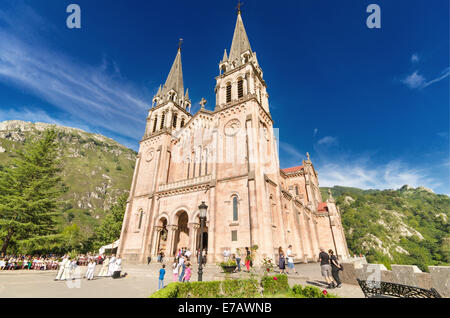 COVADONGA, Spanien - 04. SEPTEMBER: Feier einer Messe in Covadonga Basilica in Asturien, Spanien am 4. September 2014. Stockfoto