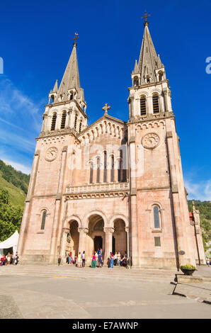 COVADONGA, Spanien - 04. SEPTEMBER: Feier einer Messe in Covadonga Basilica in Asturien, Spanien am 4. September 2013. Stockfoto