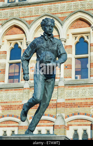 Statue von William Webb Ellis von Bildhauer Graham Ibbeson außerhalb der Rugby-Schule Stockfoto