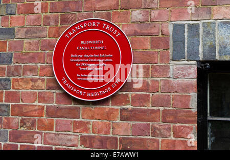 Kreisförmige rote Blechschild neben Blisworth-Kanal-Tunnel unter Angabe einer Transport-Erbe-Website. Stockfoto