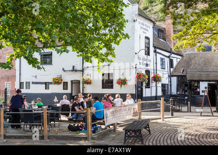 Leute draußen trinken im Ye Olde Reise nach Jerusalem Pub, Nottingham, England, Großbritannien Stockfoto