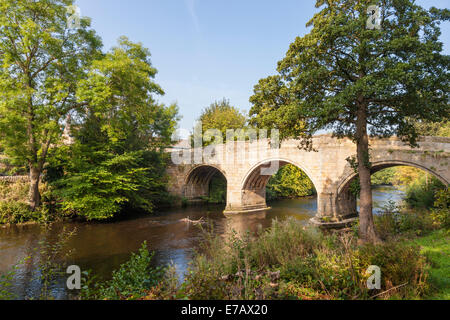 Den Fluss Derwent im Herbst, durch Bubnell Brücke, Baslow, Derbyshire, Peak District, England, UK überspannt Stockfoto