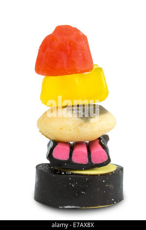 Nahaufnahme des Stapels von sortierten zuckerhaltigen Süßigkeiten isoliert auf weißem Hintergrund Stockfoto