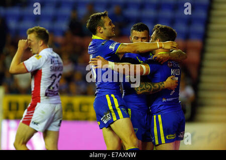 Wigan, England. 11. September, 2014. Super League-Rugby. Wigan Warriors im Vergleich zu Warrington Wölfe. Richie Myler Warrington Wölfe feiert seinen Versuch Credit: Action Plus Sport/Alamy Live News Stockfoto