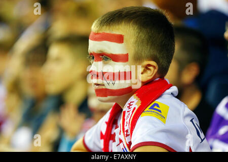 Wigan, England. 11. September, 2014. Super League-Rugby. Wigan Warriors im Vergleich zu Warrington Wölfe. Ein junger Wigan-Fan im Gesicht malen beobachtet das Spiel aufmerksam Credit: Action Plus Sport/Alamy Live News Stockfoto