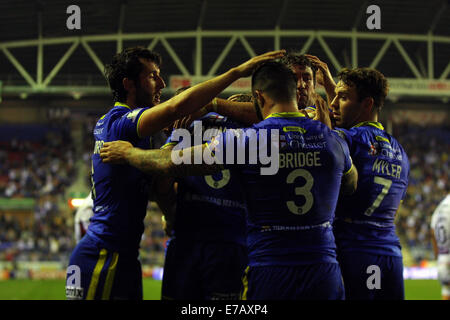 Wigan, England. 11. September, 2014. Super League-Rugby. Wigan Warriors im Vergleich zu Warrington Wölfe. Joel Monaghan von Warrington Wölfe feiert seinen Versuch Credit: Action Plus Sport/Alamy Live News Stockfoto