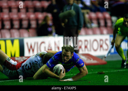 Wigan, England. 11. September, 2014. Super League-Rugby. Wigan Warriors im Vergleich zu Warrington Wölfe. Joel Monaghan von Warrington Wölfe Tauchgänge über die Linie zu versuchen Credit score: Action Plus Sport/Alamy Live News Stockfoto