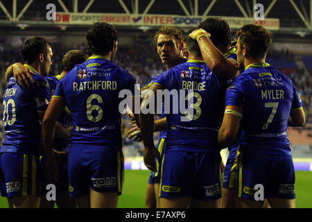 Wigan, England. 11. September, 2014. Super League-Rugby. Wigan Warriors im Vergleich zu Warrington Wölfe. Joel Monaghan von Warrington Wölfe feiert seinen Versuch Credit: Action Plus Sport/Alamy Live News Stockfoto