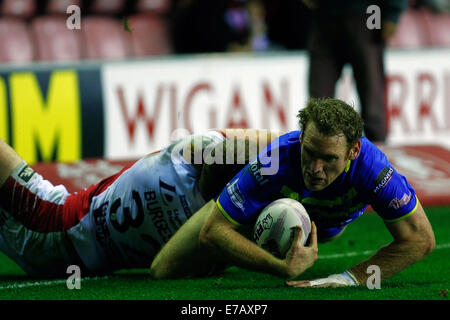 Wigan, England. 11. September, 2014. Super League-Rugby. Wigan Warriors im Vergleich zu Warrington Wölfe. Joel Monaghan von Warrington Wölfe Tauchgänge über die Linie zu versuchen Credit score: Action Plus Sport/Alamy Live News Stockfoto