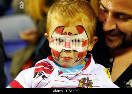 Wigan, England. 11. September, 2014. Super League-Rugby. Wigan Warriors im Vergleich zu Warrington Wölfe. Ein junger Fan in Bemalung geschmückt ist nicht glücklich, wie Wigan verlieren in der Halbzeitpause Credit: Action Plus Sport/Alamy Live News Stockfoto