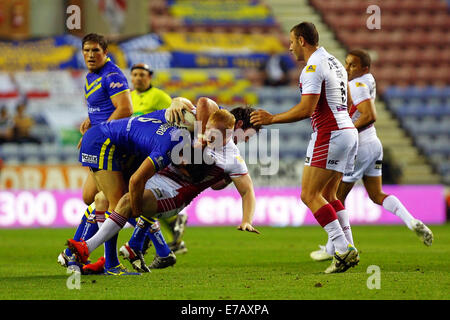 Wigan, England. 11. September, 2014. Super League-Rugby. Wigan Warriors im Vergleich zu Warrington Wölfe. Liam Farrell von Wigan Warriors angegangen Credit: Action Plus Sport/Alamy Live News Stockfoto