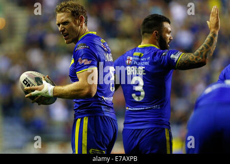 Wigan, England. 11. September, 2014. Super League-Rugby. Wigan Warriors im Vergleich zu Warrington Wölfe. Joel Monaghan von Warrington Wölfe mit der Spielball nach einen Versuch Credit scoring: Action Plus Sport/Alamy Live News Stockfoto