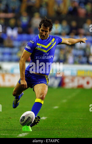 Wigan, England. 11. September, 2014. Super League-Rugby. Wigan Warriors im Vergleich zu Warrington Wölfe. Stefan Ratchford Warrington Wölfe Schritte bis zu der Konvertierung Kredit in Anspruch nehmen: Action Plus Sport/Alamy Live News Stockfoto