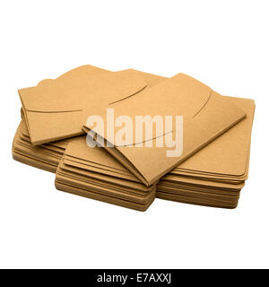 Braune Papierumschläge. Isoliert auf weißem Hintergrund. Stockfoto
