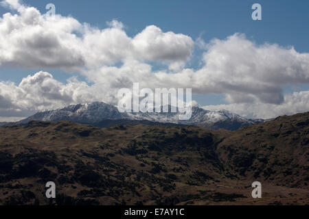 Wolke zieht vorbei über Wetherlam und The Old Man of Coniston aus Spitze Felsen über Grasmere Seenplatte Cumbria England Stockfoto