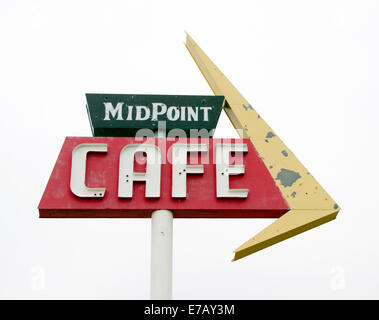 Mittelpunkt-Cafe-Zeichen auf der Route 66 in Adrian Texas Stockfoto