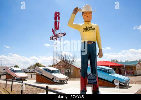 2. Änderung Schalldämpfer Mann Cowboy auf der RV Cadillac Ranch in Amarillo, Texas Stockfoto