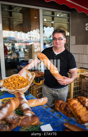 Frisch gebackenes Baguette Baguette zum Verkauf an Lebensmittel-Markt in Beaune, Dordogne, Frankreich Stockfoto