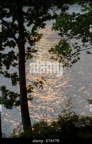 Wasser reflektiert den Sonnenuntergang auf Toddy Teich, Orland, Maine, USA. Stockfoto