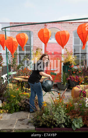 Harrogate, Yorkshire, UK. 11. September 2014. Die jährlichen Herbst Harrogate Flower Show, Yorkshire Showground, rangiert als eine der britischen Top 3 Gartenbau Veranstaltungen. Neu für 2014 ist die Inspiration Straße, eine Reihe von kleinen Gärten vor dem Hintergrund eines traditionellen street-Szene. Die Allee wird schöne Angebot, größeren Garten sowie einem neuen gemeinschaftlichen Geist mit 'message in Designs einen Garten" von Gruppen und Nächstenliebe. Stockfoto