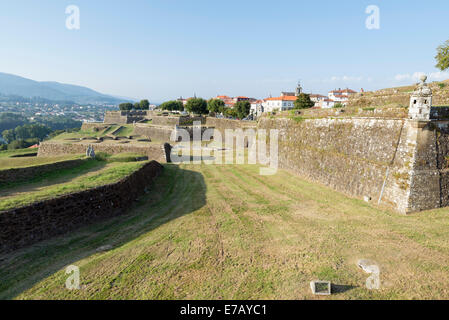 Mauern der Festung von Valença Minho im Norden Portugals. Im Hintergrund ist die Stadt Tuy in Spanien Stockfoto