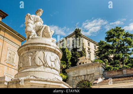 Statue des Friedens, im Hintergrund der Bogen Bollani (von Palladio) oben mit dem Löwen von San Marco und der Burg von Udine Stockfoto