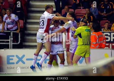 Wigan, England. 11. September, 2014. Super League-Rugby. Wigan Warriors im Vergleich zu Warrington Wölfe. Joe Burgess von Wigan feiert seinen zweiten Versuch (8-18) Credit: Action Plus Sport/Alamy Live News Stockfoto