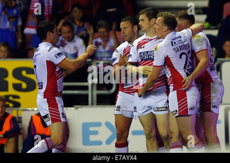 Wigan, England. 11. September, 2014. Super League-Rugby. Wigan Warriors im Vergleich zu Warrington Wölfe. Joe Burgess von Wigan feiert seinen zweiten Versuch (8-18) Credit: Action Plus Sport/Alamy Live News Stockfoto