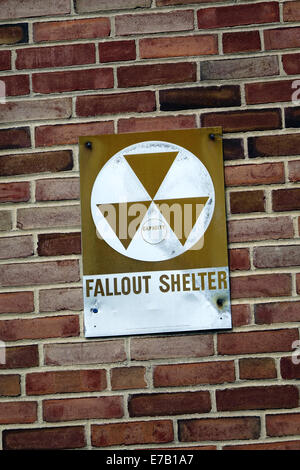 Melden Sie auf Ziegelwand für Atomschutzbunker an Mutter Seton Regional High School, Clark, New Jersey Stockfoto