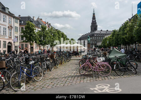 Fahrräder auf Højbro Plads, mit Blick auf Schloss Christiansborg Palace, Kopenhagen, Dänemark Stockfoto