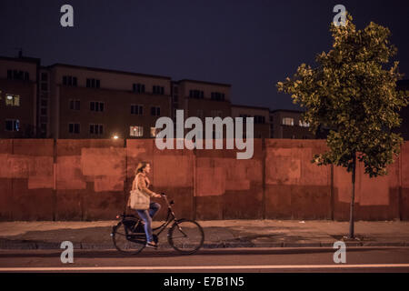 London, UK. 11. September 2014: eine Frau ihre Fahrradtouren in Kingsland Road in Dalston, Nord-Ost-London. Bildnachweis: Piero Cruciatti/Alamy Live-Nachrichten Stockfoto