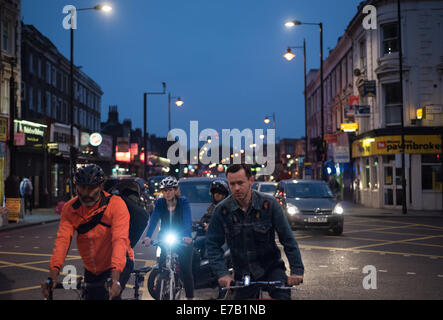 London, UK. 11. September 2014: Fahrrad-Pendler warten auf grünes Licht bei Dalston Junction, Nord-Ost-London. Bildnachweis: Piero Cruciatti/Alamy Live-Nachrichten Stockfoto