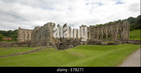 Panoramablick über spektakuläre Ruinen der historischen 12. Jahrhundert Rievaulx Abtei, Zisterzienserkloster in Yorkshire, England Stockfoto