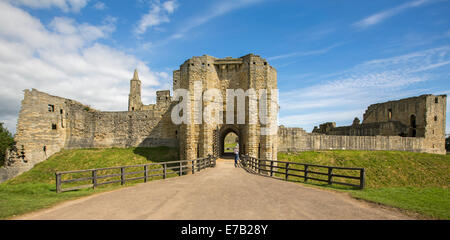 Blick auf die imposanten Eingang, riesigen Mauern und Ruinen des historischen Schlosses in Warkworth Northumberland, England Stockfoto